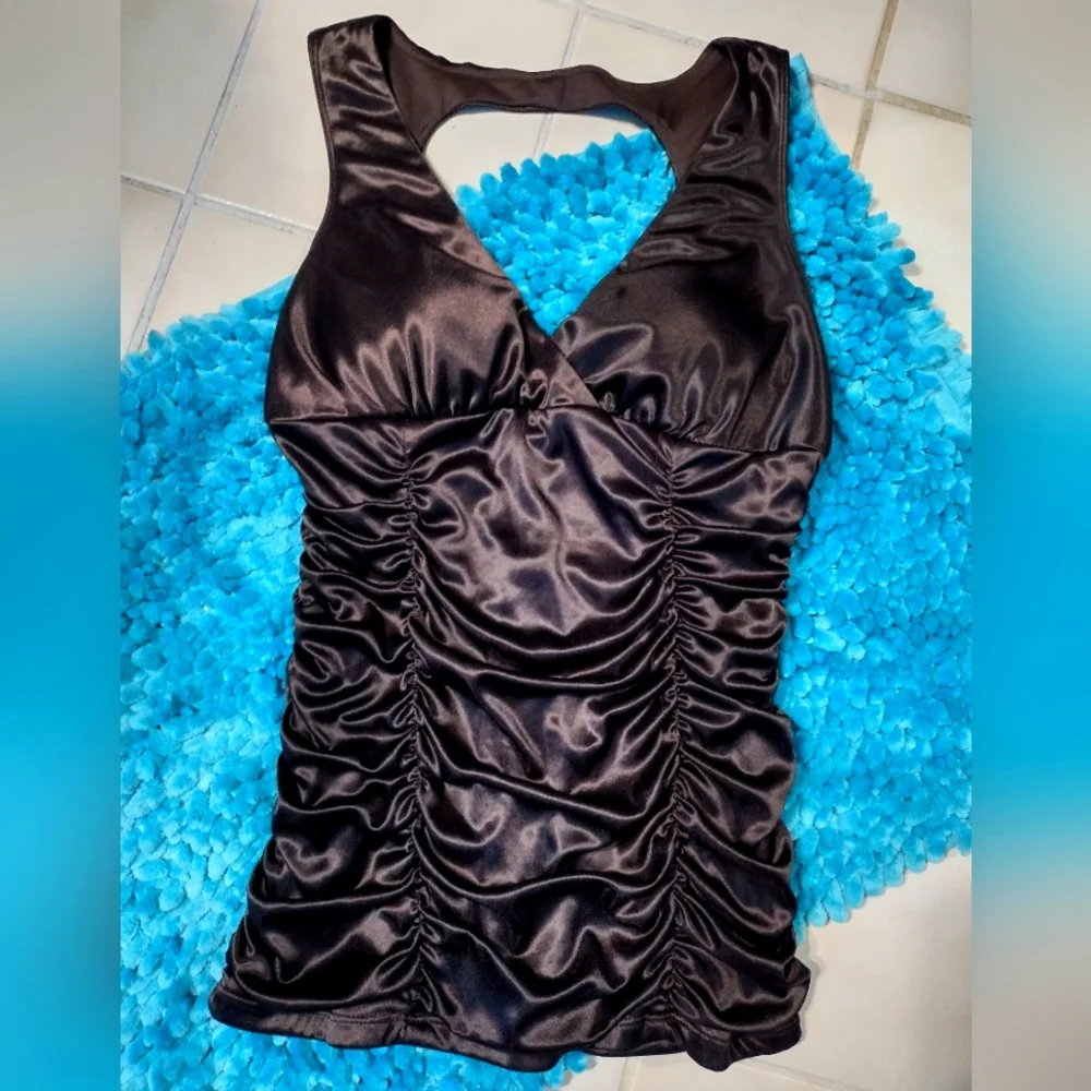 Beautiful form fitting top - Picture 1 of 14